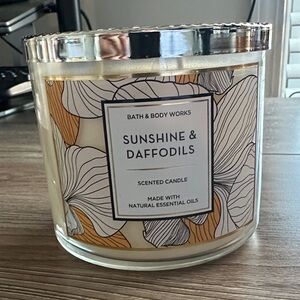 Bath & Body Works Sunshine & Daffodils Candle - NEW